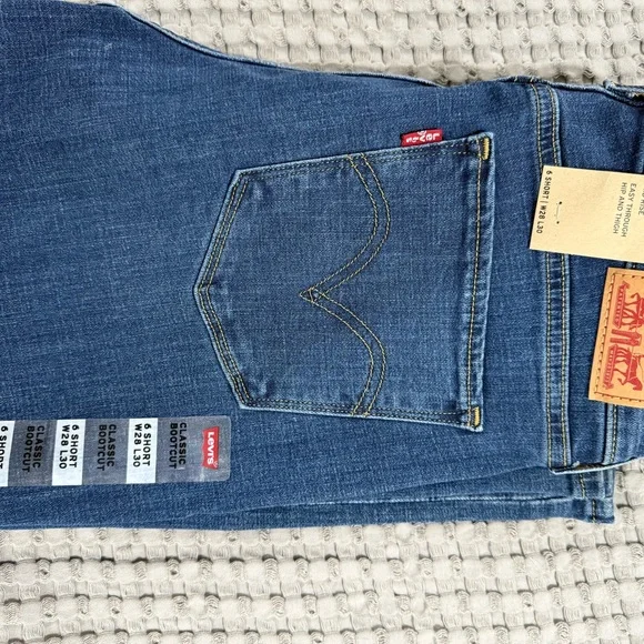 Levi's Women's Blue Jeans Classic Bootcut Hypersoft size 6 short - Picture 2 of 4